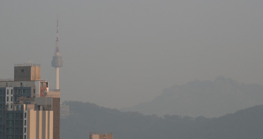 미세먼지로 가득한 하늘      (서울=연합뉴스) 김인철 기자 = 초미세먼지 농도가 '나쁨'으로 예보된 22일 오전 남산서울타워 주변에 미세먼지가 가득하다. 2019.10.22      yatoya@yna.co.kr  (끝)